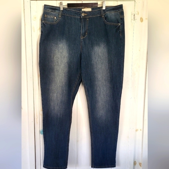 APll Medium Wash Highrise Straight Leg Jean Size 20 - Picture 1 of 9